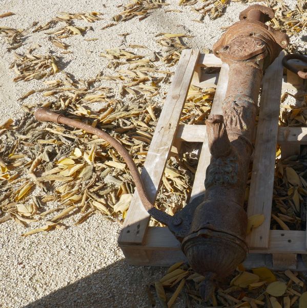 Une pompe manuelle pompe à eau avec bras en fonte ancienne marron