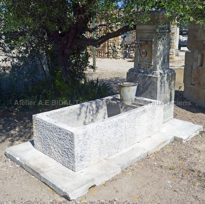 Fontaine En Pierre Pour Jardin Avec Bac Massif Socle Et Borne