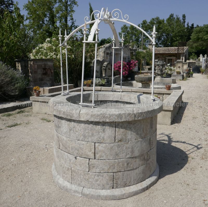 Puits rond en pierre et fer forgé Puits pour la décoration du jardin