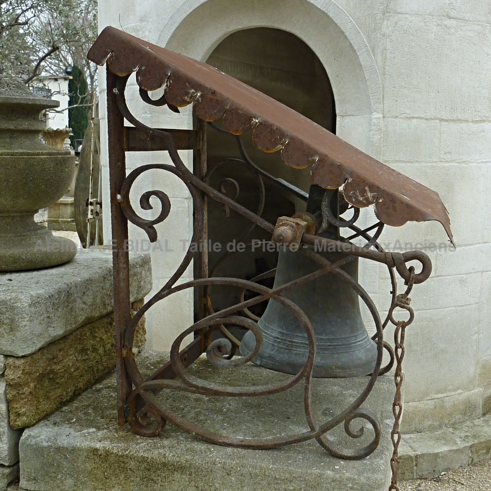 Nos cloches anciennes cloche en bronze munie d un toit en fer forgé