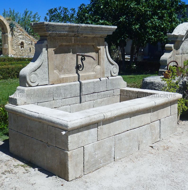 Fontaine De Grande Taille En Pierres Anciennes Par Alain Bidal