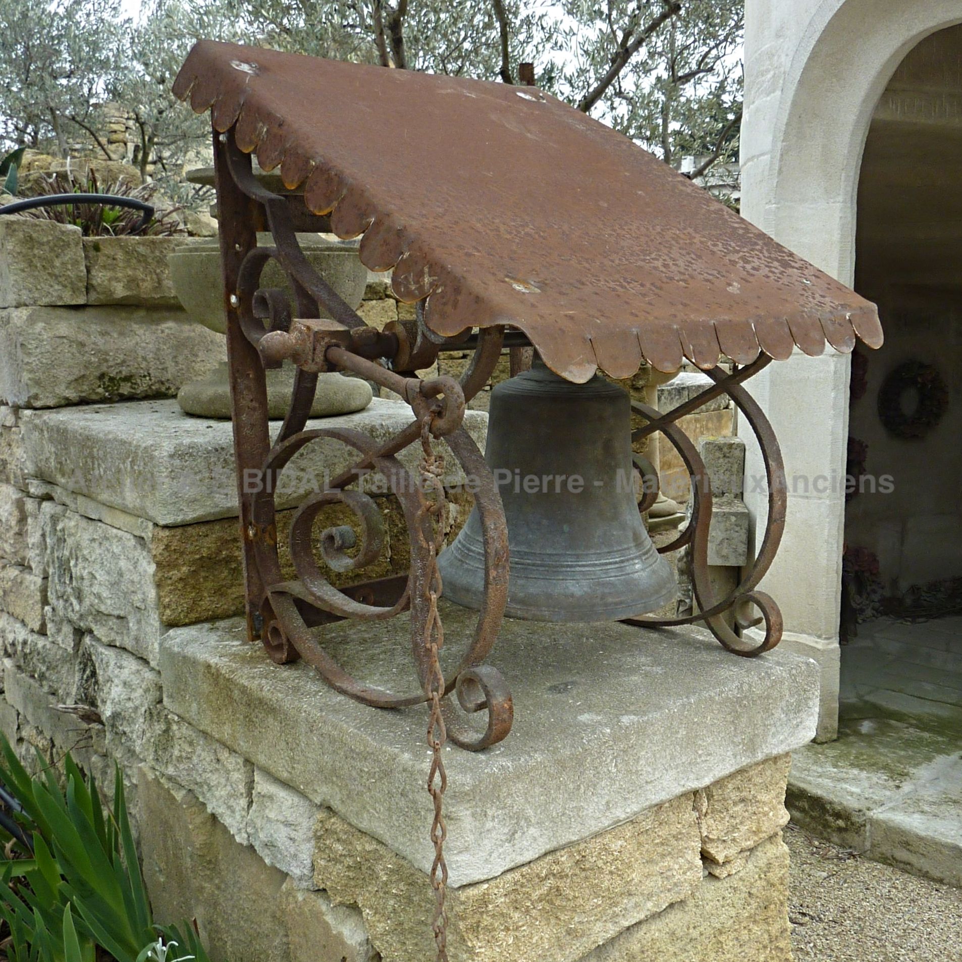 Nos cloches anciennes cloche en bronze munie d un toit en fer forgé