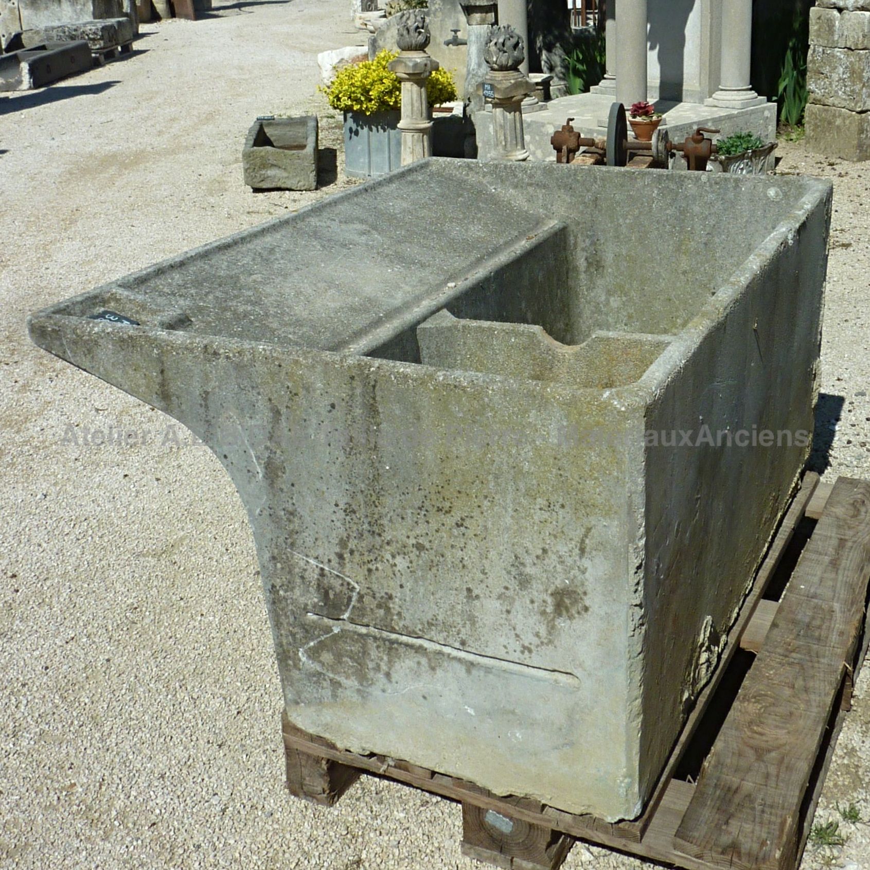 Ancien Grand Lavoir De Village En B Ton Avec Bacs Et Plan Inclin