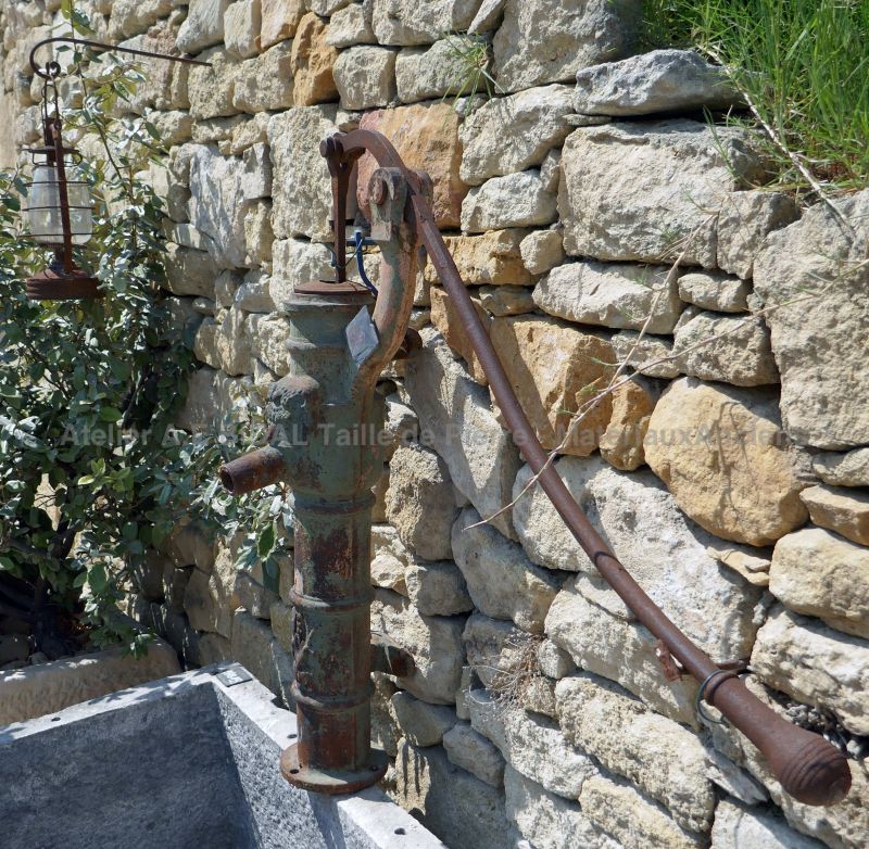 Ancienne pompe manuelle une superbe pompe à eau en fonte ancienne