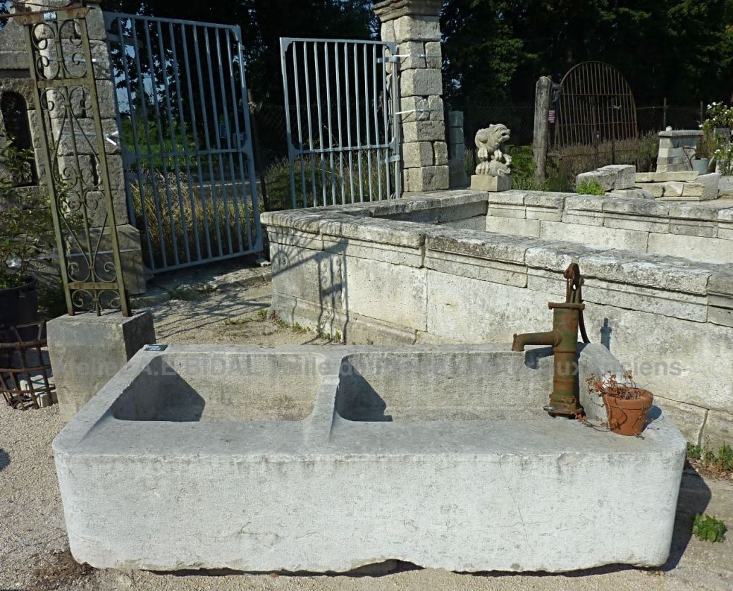 Lavoir ancien lavoir double bac rustique pour la décoration du jardin