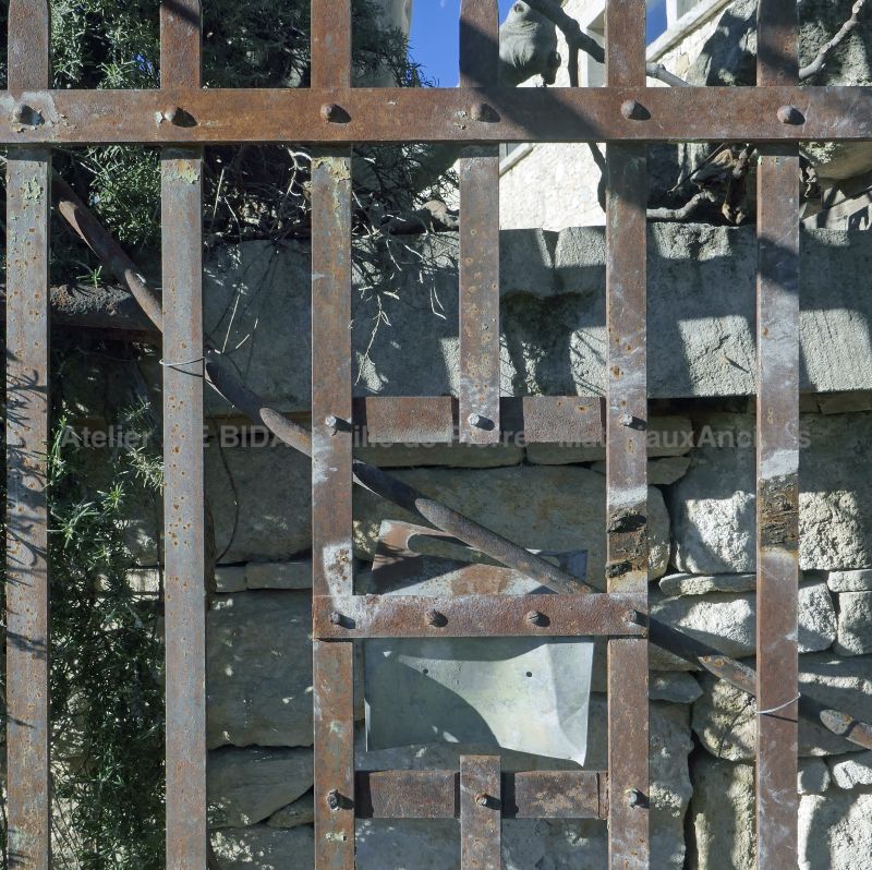 Large portail en fer forgé ancien avec 2 battants pour piliers en pierre - Atelier Alain BIDAL (Provence)