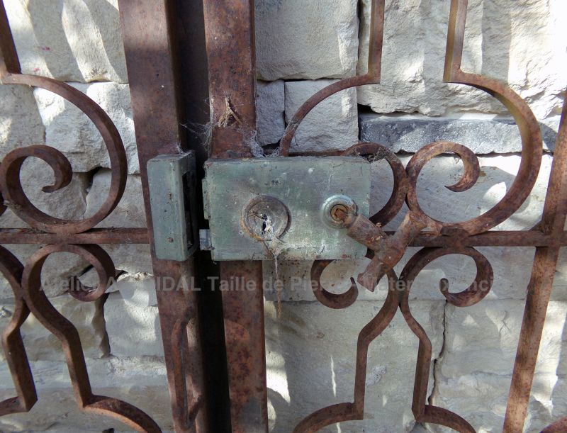 Portail en fer forgé ancien – authenticité et charme à découvrir en Provence chez Alain BIDAL