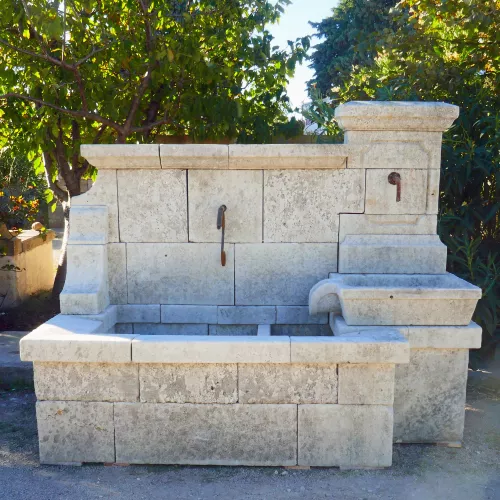 Fontaine provençale en pierres patinées, idéale pour aménager un grand espace - Atelier Alain BIDAL (Provence)