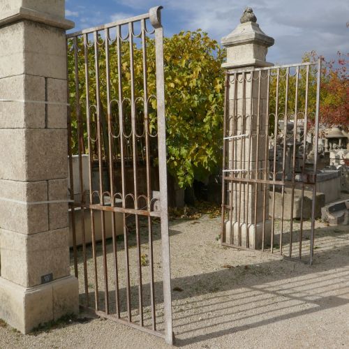 Portail ancien à deux battants : portail en fer forgé par Atelier Alain BIDAL, Provence.