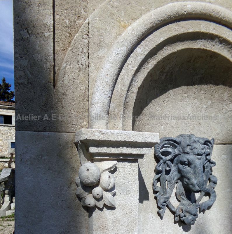 Fontaine murale en pierre non gélive avec tête de bélier et décor sculpté - Atelier Alain BIDAL (Provence)