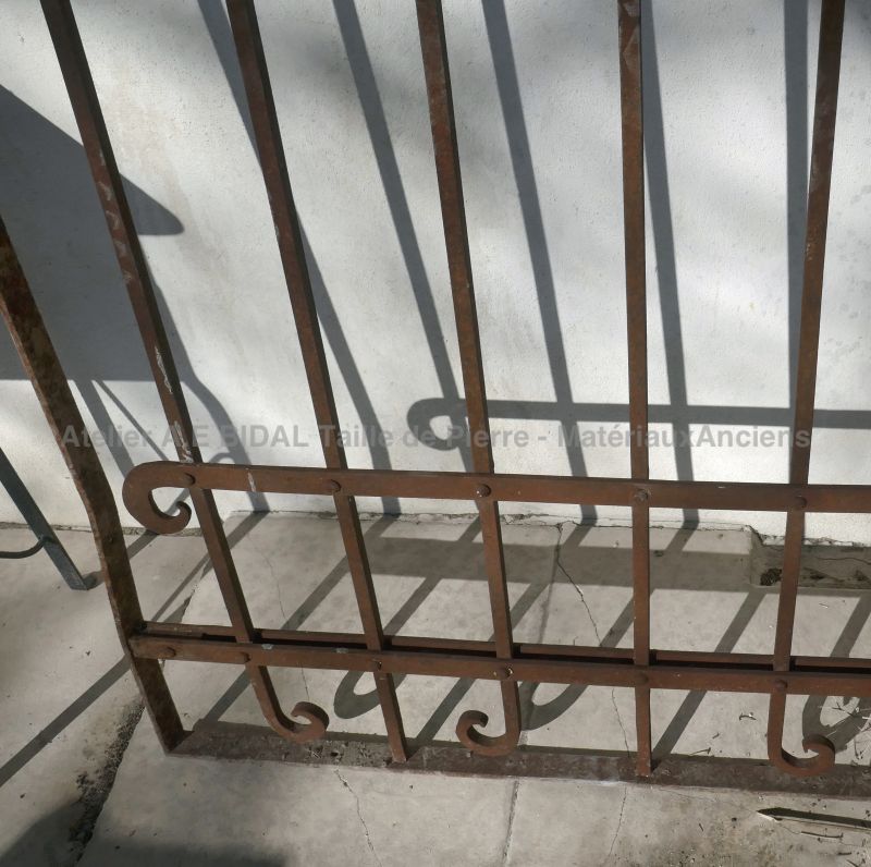 Antique openwork gate in riveted brown wrought iron - Atelier Alain BIDAL (Provence)