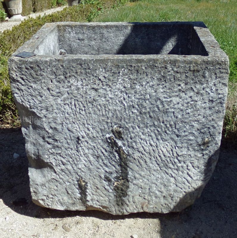 Bac ancien en pierre massive au look rustique