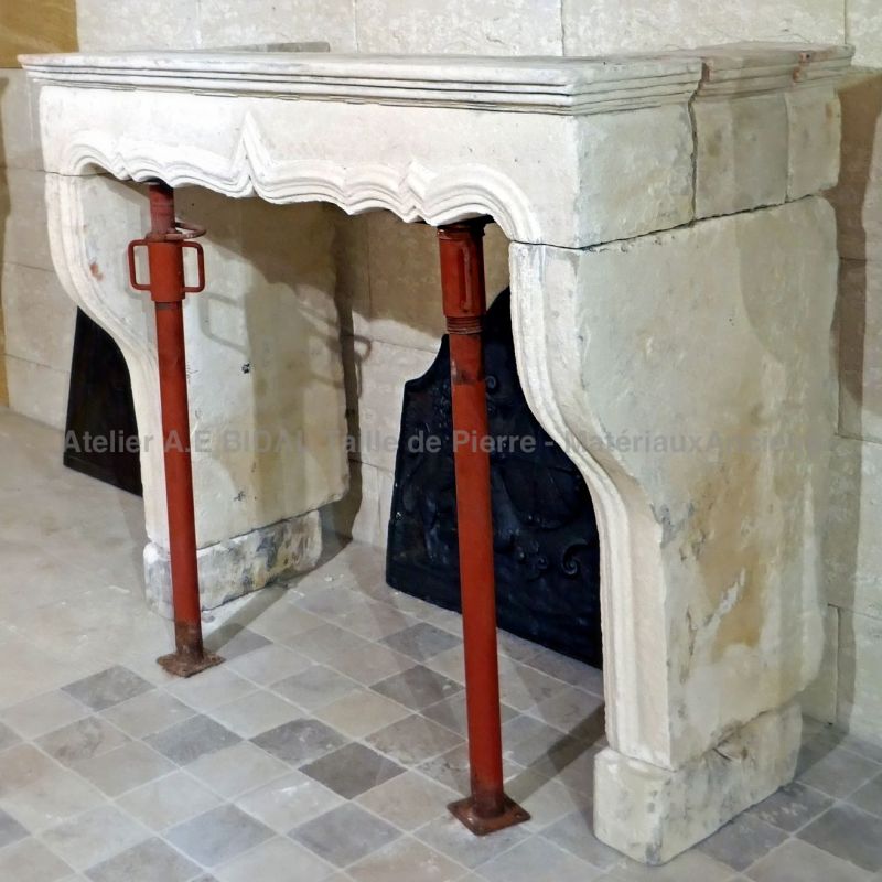 Antique stone fireplace : Alain BIDAL an expert at your service.