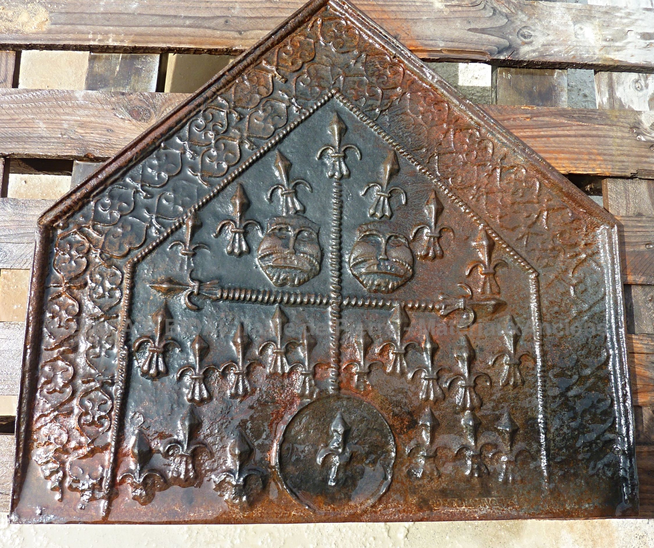 Our fireplace accessories: Decorative fireback on the theme of the Gothic Coat of Arms (19th century).
