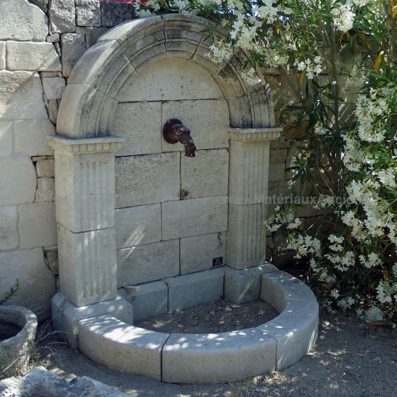 Fontaine de jardin en pierres patinées : une fontaine murale originale et unique signée Atelier Alain BIDAL, Provence