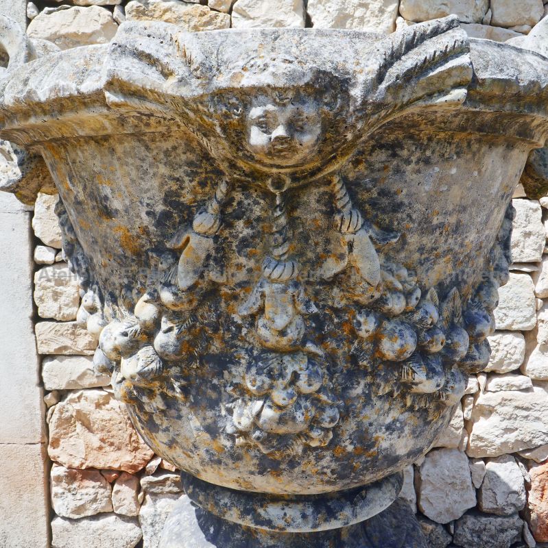 Vases anciens en pierre patinée - La paire de jardinières sur socle en vente chez Atelier Alain BIDAL (Provence)