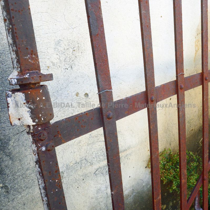 Large portail ancien en fer forgé ajouré en vente chez Les Matériaux Anciens en Provence Alain BIDAL