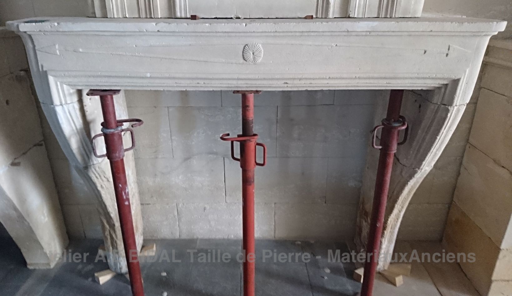 Un belle cheminée ancienne Louis XIV en pierre blanche des Charentes de chez l'Atelier Bidal en Vaucluse.