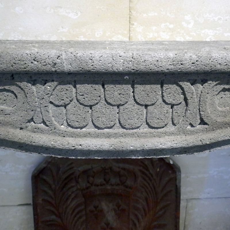 Large cheminée ancienne en pierre de Volvic, une cheminée XIXème à vendre chez Atelier Alain BIDAL, Provence