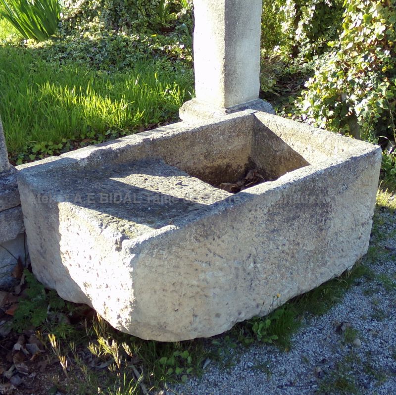 Lavoir ancien en pierre patinée par Alain BIDAL Matériaux anciens, Provence
