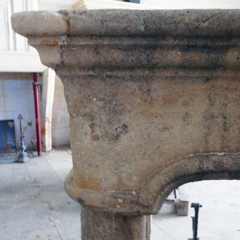 Antique fireplace in weathered stone : a country-style fireplace in carved limestone for sale at Atelier Alain BIDAL (Provence)
