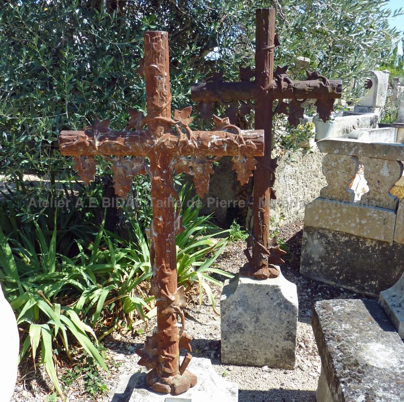Croix vigneronne - croix chrétienne en fonte ancienne.