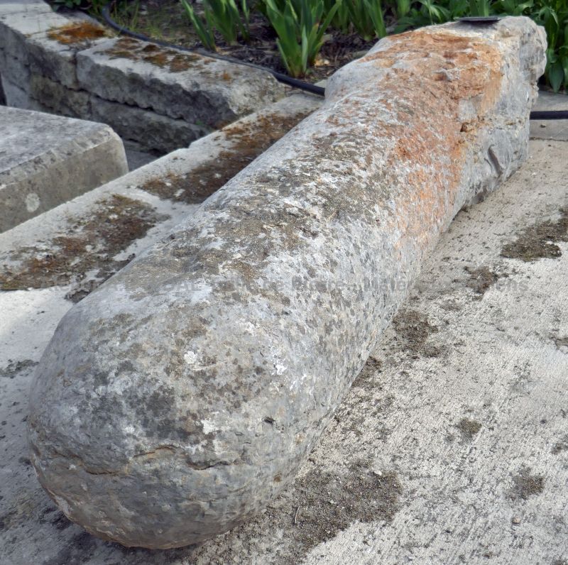 Borne en pierre ancienne de 1 mètre de haut : ancienne borne massive pour extérieur