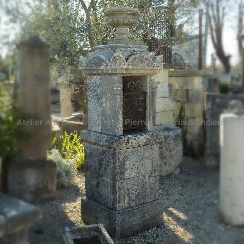 Ancien oratoire en pierre patinée ǀ Matériaux Anciens Alain Bidal en Provence.