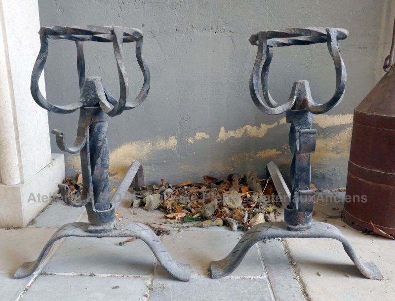 Paire de chenets anciens pour cheminée : landiers rigodets en fonte noire