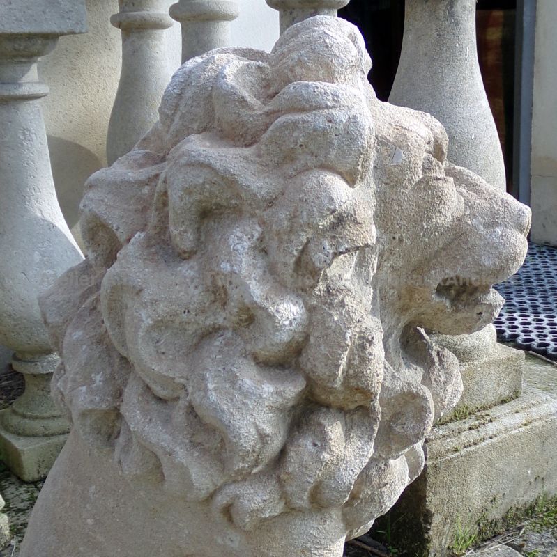 Décoration de jardin : sculpture d'un lion assis en pierre - Matériaux Anciens en Provence Alain BIDAL