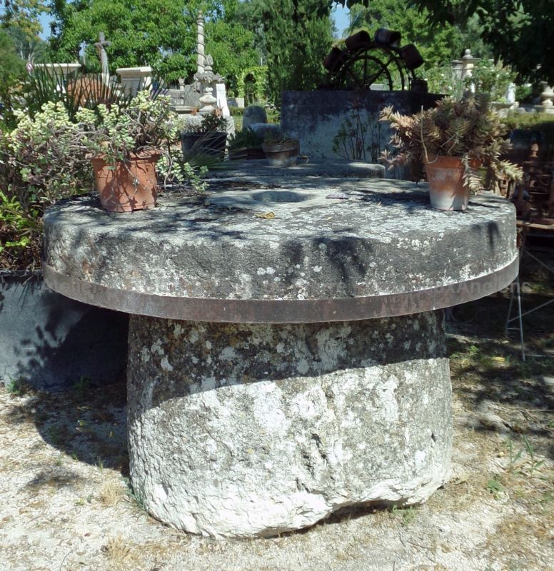Table de jardin en vieilles pierres : mobilier de jardin par les Matériaux Anciens en Provence Alain BIDAL