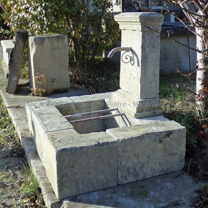 Provençal fountain in old stones : a garden fountain for sale at Atelier Alain BIDAL (Provence)