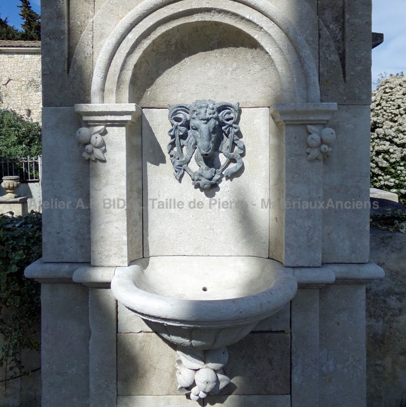 Fontaine murale décorative en pierre, vasque à godrons, modèle rare - Atelier Alain BIDAL (Provence)