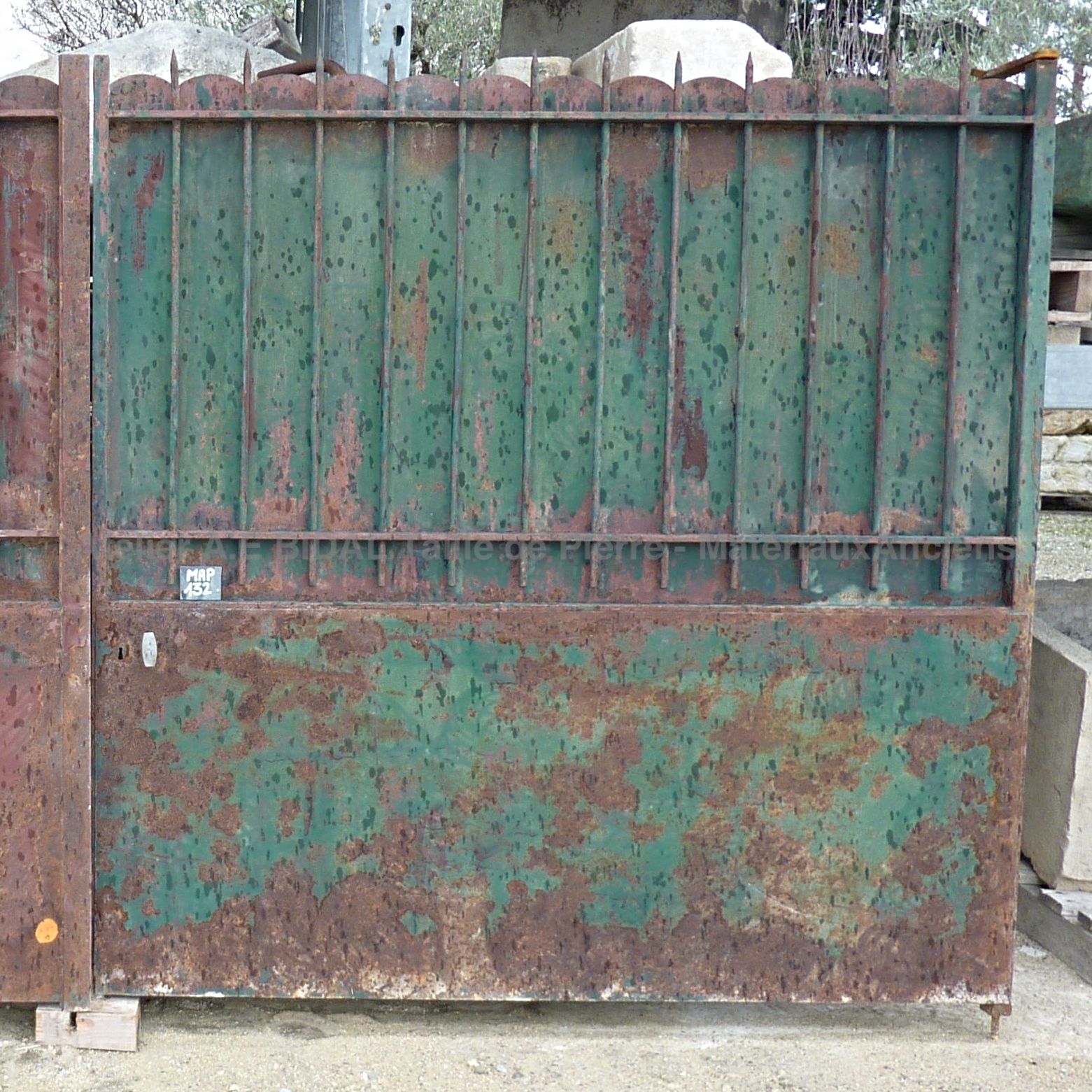 Un portail ancien en fer forgé - Portail ancien en matériau noble.