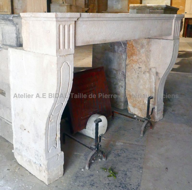 Reclaimed Louis XVI style fireplace in weathered limestone - Atelier Alain BIDAL (Provence)