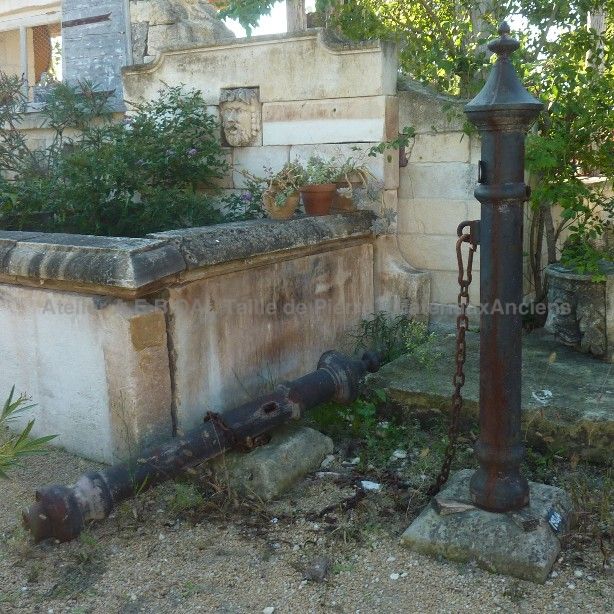 Pilier ancien avec socle en pierre - lot de duex piliers anciens pouvant êtres reliés par une chaine en métal amovible fournie.