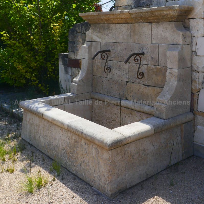 Fontaine en pierres patinées pour un bel aménagement extérieur : Alain BIDAL, Matériaux Anciens en Provence