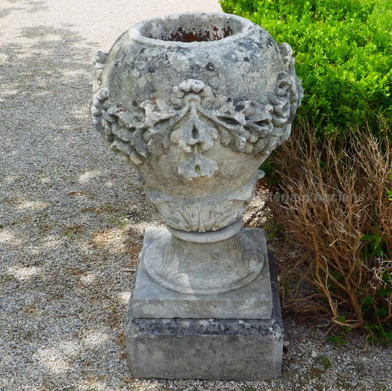 Pair of antique vases hand-carved in weathered stone - Atelier Alain BIDAL (Provence)