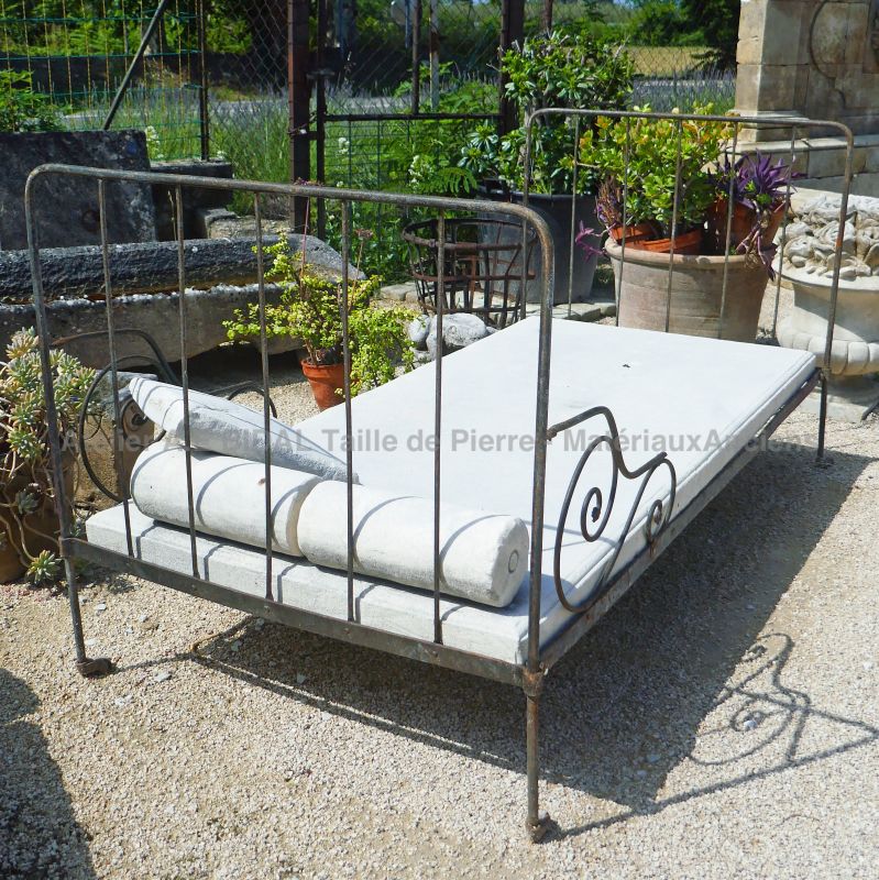 Banquette en fer forgé et pierre naturelle, mobilier adapté pour votre salon ou votre jardin par Atelier Alain BIDAL