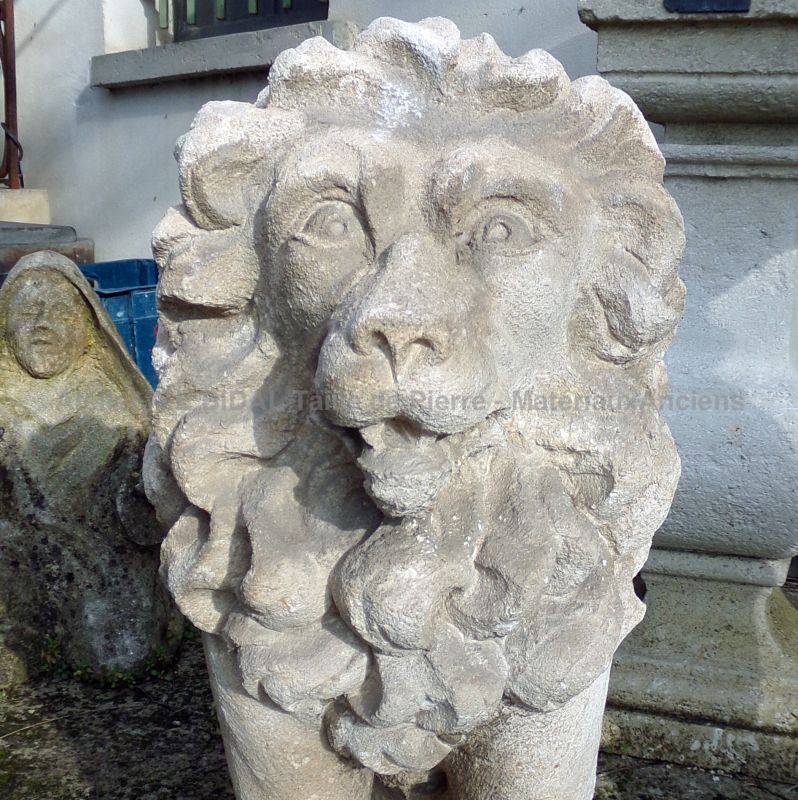 Ornement pour jardin : sculpture d'un lion assis en pierre - Matériaux Anciens en Provence Alain BIDAL