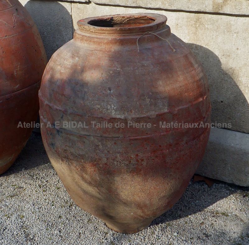 Ancienne jarre en terre cuite par Les Matériaux Anciens en Provence Alain BIDAL