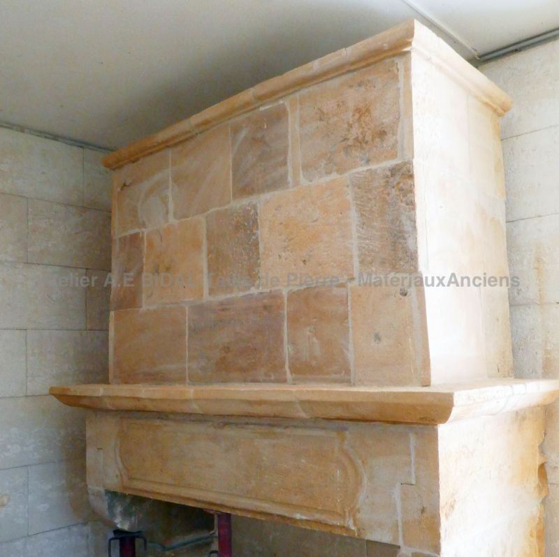 Ancienne cheminée de style Louis XIII en pierre de Bourgogne patinée - Atelier Alain BIDAL (Provence)