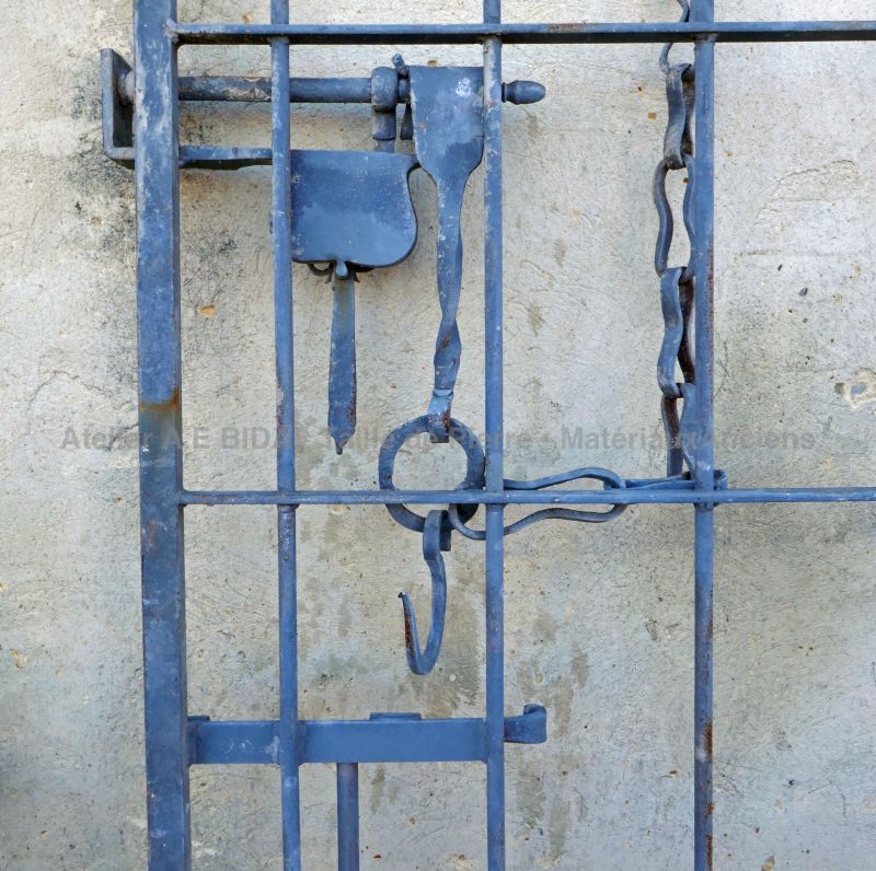 Detail of the lock on our old open-worked metallic gate.