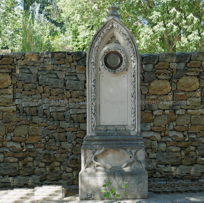 Stèle gothique de 85 cm de largeur ornée d'une magnifique patine naturelle du temps.