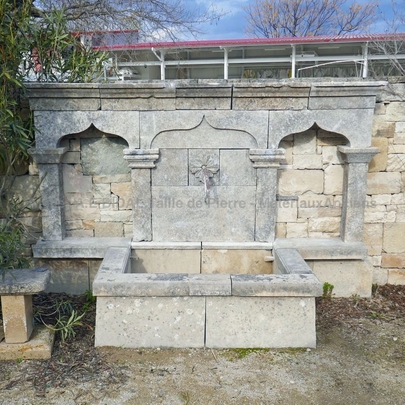 Gothic-style wall fountain in authentic reclaimed stones : Atelier Alain BIDAL (Provence)