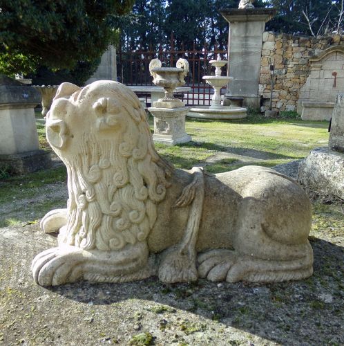 Ornement de jardin en pierre ancienne : lion stylophore sculpté en pierre - Atelier Alain BIDAL (Provence)