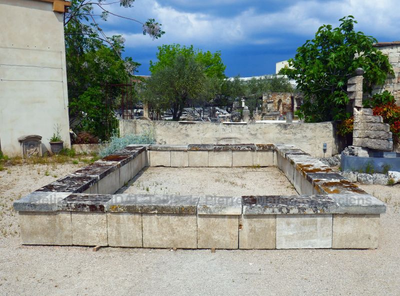 Large basin in reclaimed old stones : a basin in old patinated stones - Atelier Alain BIDAL (Provence)