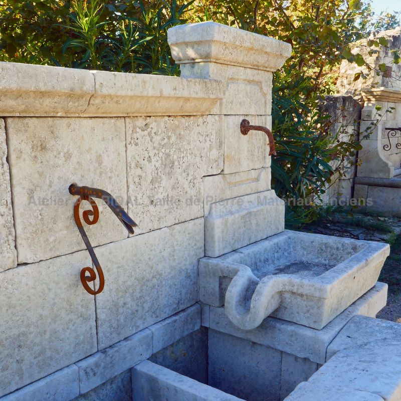 Large garden fountain with basin, pediment and sink in stone : Atelier Alain BIDAL - Provence