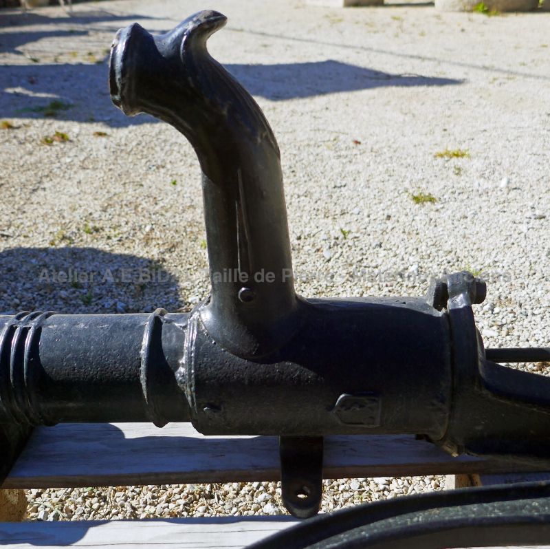 Ancienne pompe à bras en fonte par Alain BIDAL Matériaux Anciens en Provence
