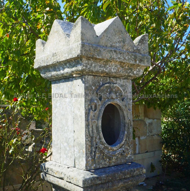 Petit oratoire en pierres anciennes : élément décoratif ancien en vente chez Alain BIDAL (Provence)